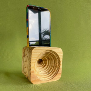 Parlante o altavoz para celular hecho 90% en madera recuperada de Pino y 10% madera triplex recuperado.