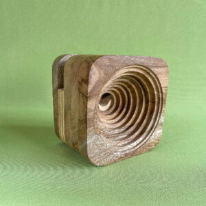 Parlante o altavoz para celular hecho 100% en madera recuperada de Nogal y 10% madera triplex recuperado.