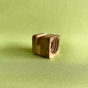 Parlante o altavoz para celular hecho 90% en madera recuperada de Nogal y 10% madera triplex recuperado.