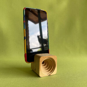 Parlante o altavoz para celular hecho 100% en madera de triplex recuperado.