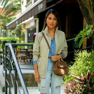 chaqueta_up_beige_luque carteras y accesorios