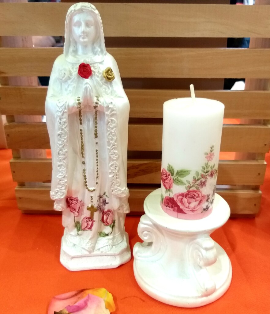 Virgen Rosa Mística Ideal para obsequios con sentido a mamás y mujeres.